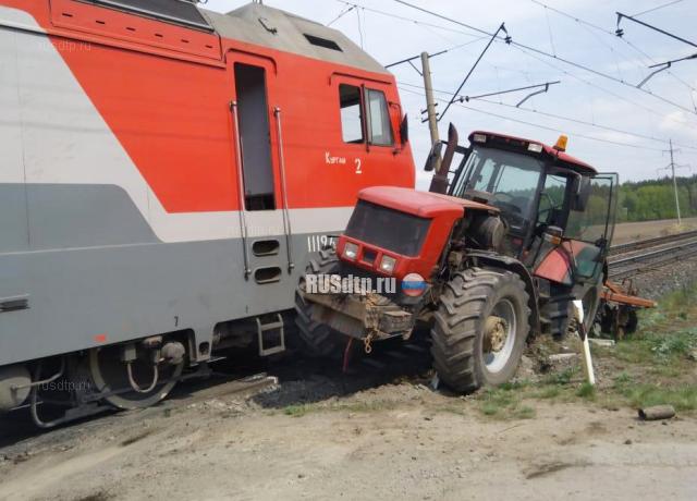 Поезд снёс трактор в Свердловской области. ВИДЕО