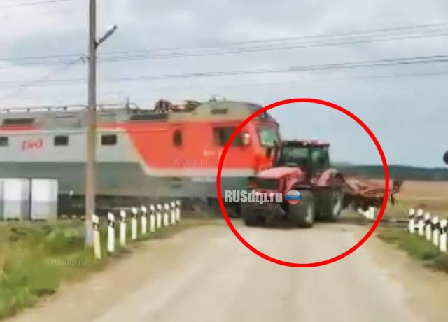 Поезд снёс трактор в Свердловской области. ВИДЕО Поезд снёс трактор в Свердловской области. ВИДЕО