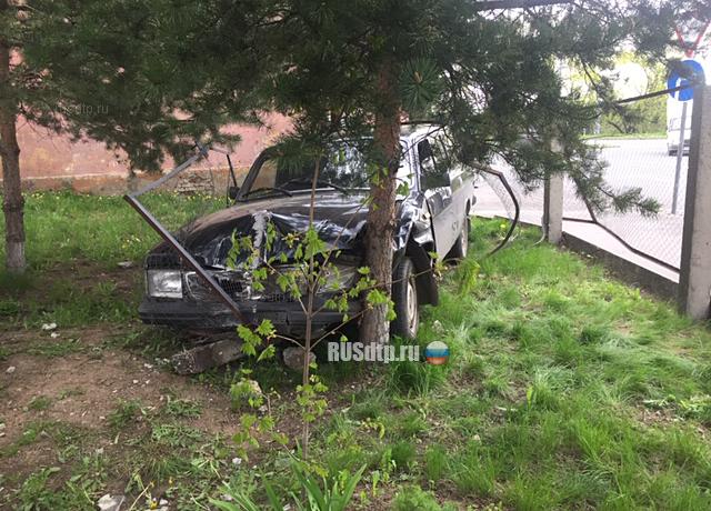 В Рыбинске «Волга» вылетела с дороги и врезалась в дерево