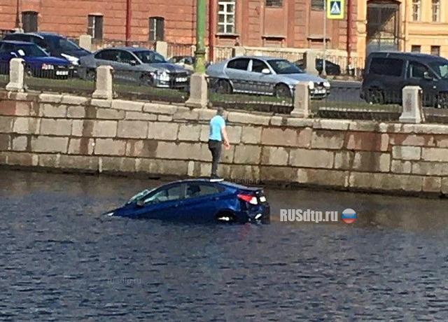В Петербурге в результате ДТП автомобиль упал в Фонтанку