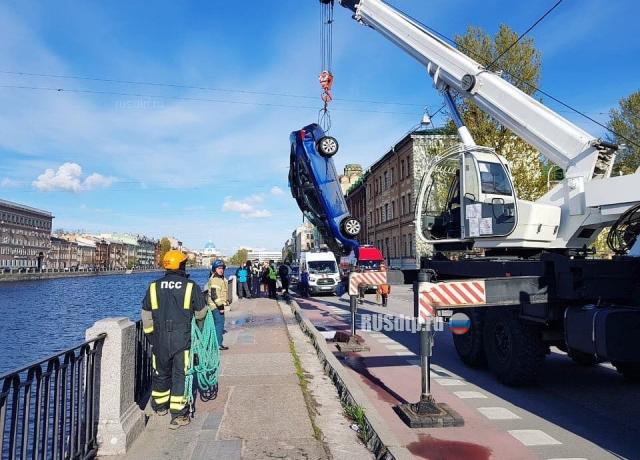 В Петербурге в результате ДТП автомобиль упал в Фонтанку