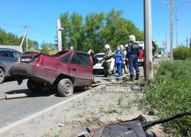 В Нижнем Тагиле автомобиль Daewoo Nexia разорвало о столб