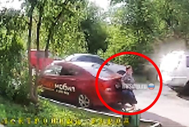 В Новосибирске таксист сбил 80-летнюю женщину и скрылся. ВИДЕО