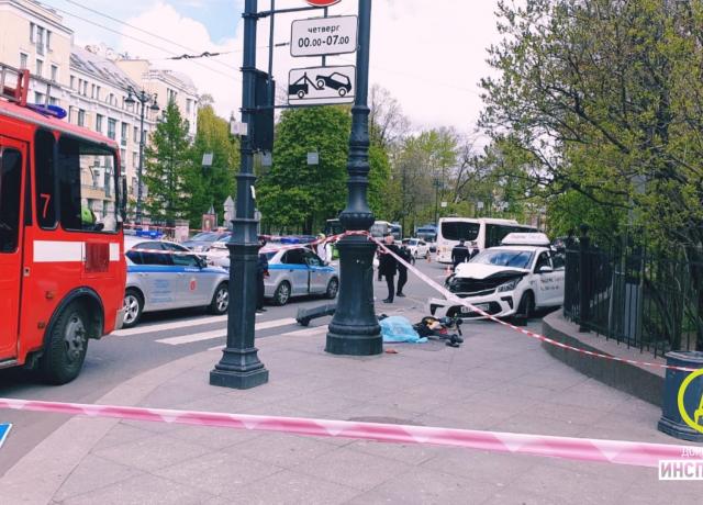 Женщина погибла на глазах у детей на Суворовском проспекте