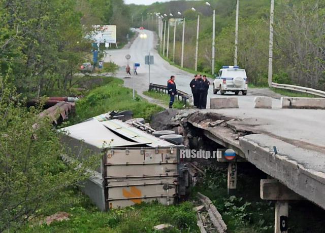В Приморье грузовик столкнулся с кроссовером и упал с моста
