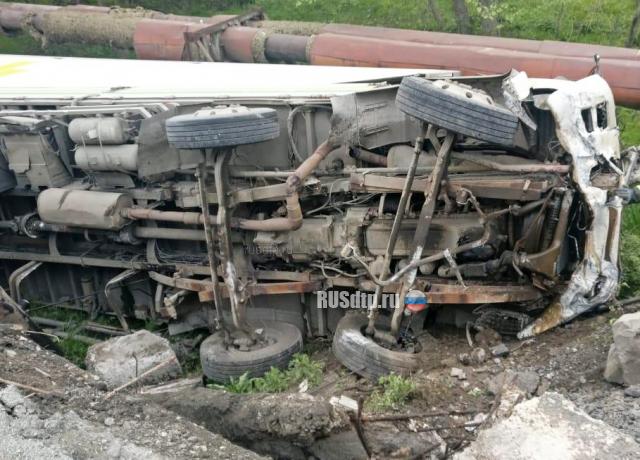 В Приморье грузовик столкнулся с кроссовером и упал с моста