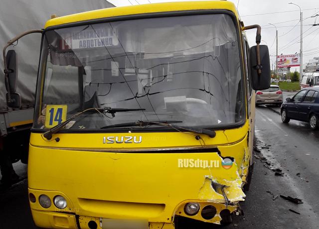 В Иванове водитель «Жигулей» врезался в автобус и сбежал. ВИДЕО