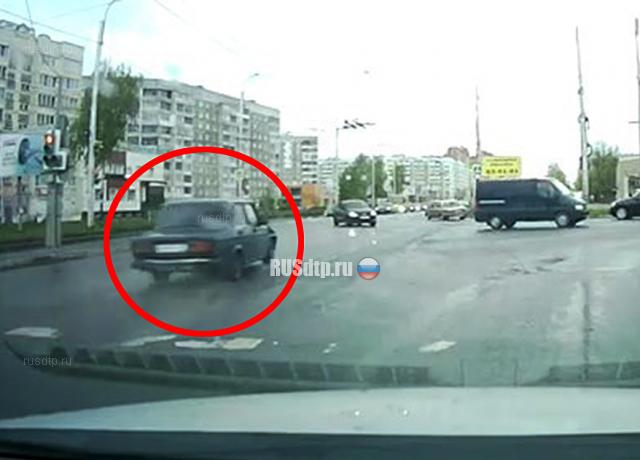 В Иванове водитель «Жигулей» врезался в автобус и сбежал. ВИДЕО