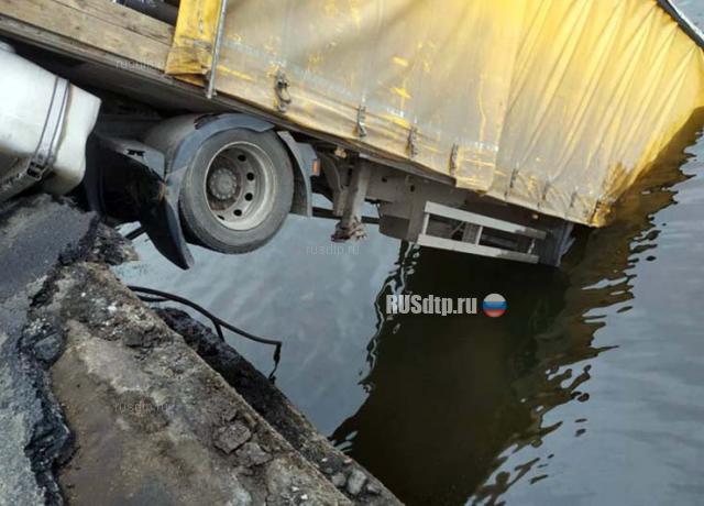 В Днепропетровской области рухнул автомобильный мост. ВИДЕО