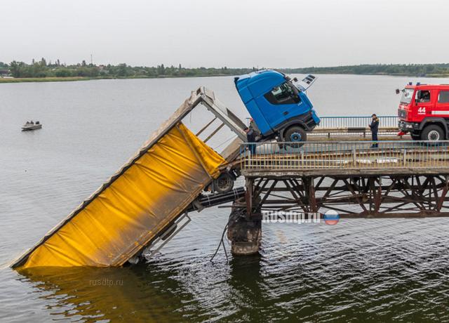 В Днепропетровской области рухнул автомобильный мост. ВИДЕО