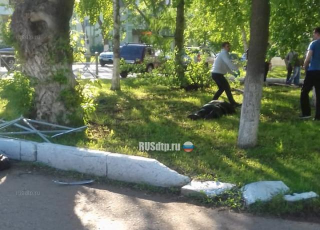 В Татарстане водитель-эпилептик сбил двоих пешеходов и врезался в стену дома. ВИДЕО