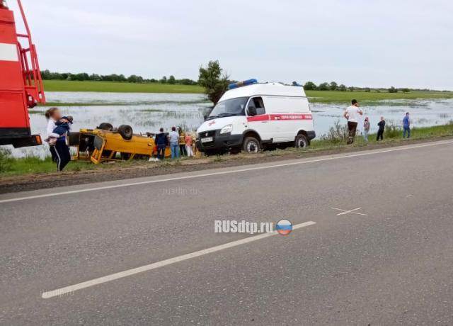 В Астраханской области перевернулся микроавтобус