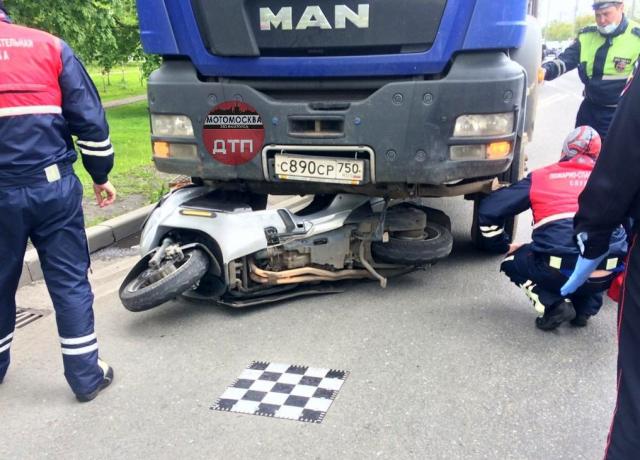 Мотоциклисту оторвало голову в ДТП на Волгоградском проспекте