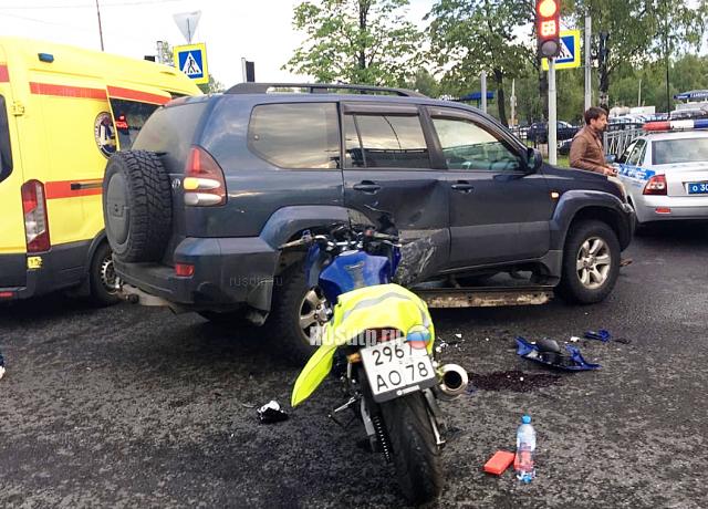В Петербурге в ДТП пострадала мотоциклистка. ВИДЕО