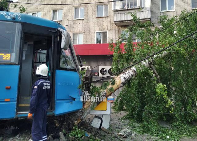 В Ульяновске трамвай сошел с рельсов. ВИДЕО