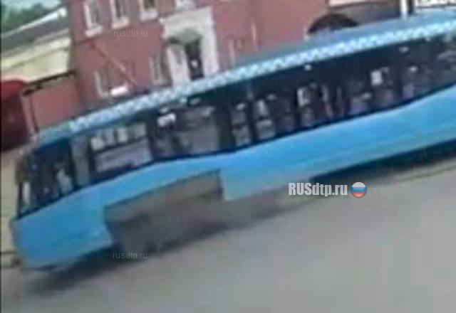 В Ульяновске трамвай сошел с рельсов. ВИДЕО