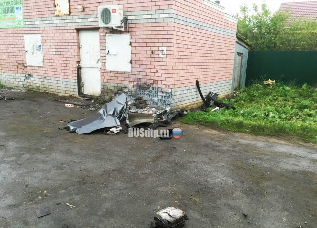 В Нижегородской области мужчина погиб, врезавшись на машине в магазин