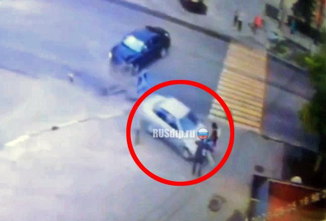 В Железногорске автомобиль сбил женщину с двумя детьми. ВИДЕО