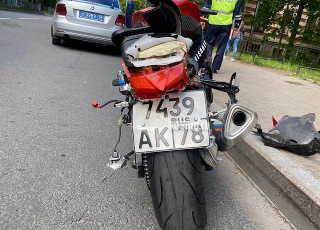 В Петербурге в ДТП пострадал мотоциклист. ВИДЕО