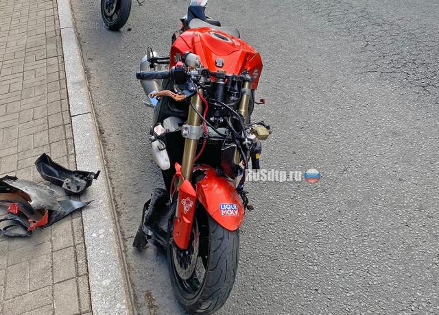 В Петербурге в ДТП пострадал мотоциклист. ВИДЕО