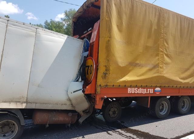 Водитель фургона погиб в ДТП на трассе М-2 в Тульской области