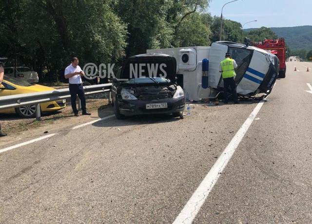 В Горячем Ключе в ДТП с автозаком пострадали 7 человек