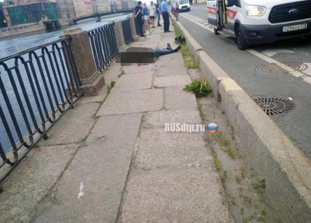 В Петербурге мотоциклист сбил пешехода и погиб. ВИДЕО