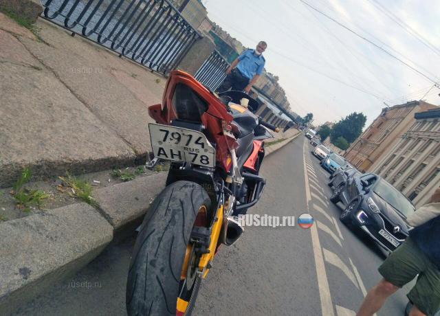 В Петербурге мотоциклист сбил пешехода и погиб. ВИДЕО