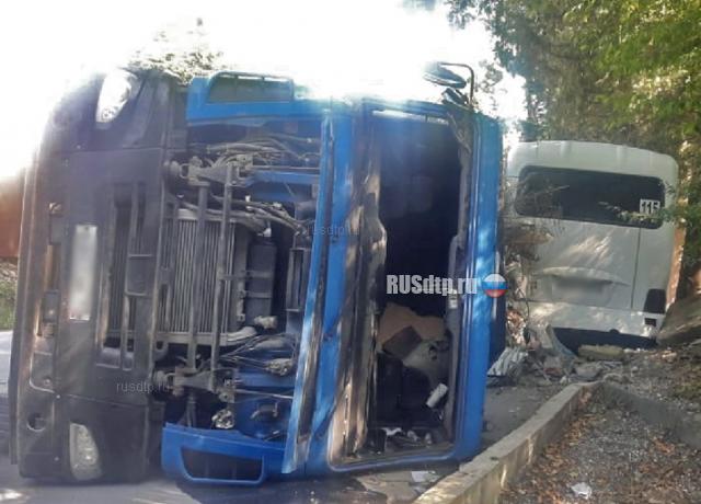 В Сочи грузовик опрокинулся на автобус