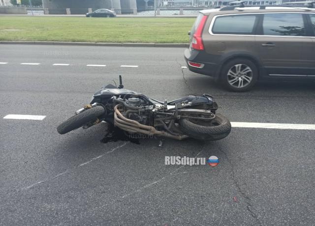 На Выборгской набережной в Петербурге грузовик сбил мотоцикл
