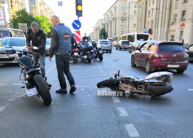 В Петербурге Volkswagen Polo сбил двух мотоциклистов. ВИДЕО