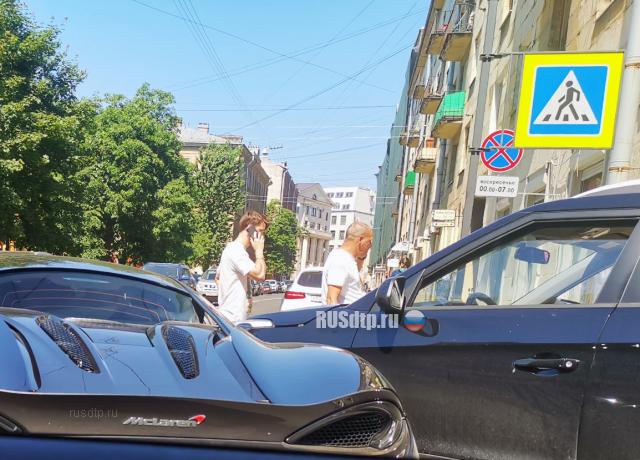 В Петербурге в ДТП попал спорткар McLaren стоимостью 20 миллионов