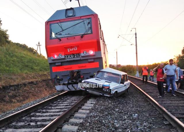 В Кузбассе пьяная компания на ВАЗе столкнулась с поездом