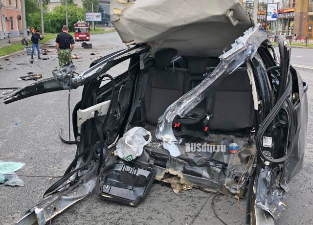 Ford Focus разорвало на части в результате ДТП во Владимире
