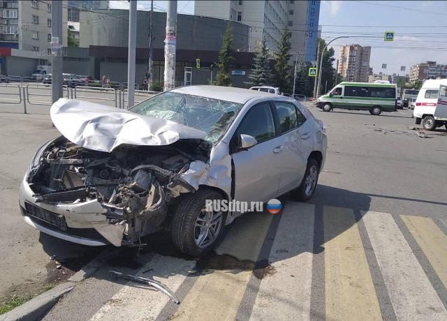 В Челябинске в ДТП с участием скорой пострадала беременная женщина. ВИДЕО