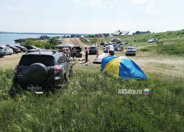 На озере Аслыкуль автомобиль покатился со склона на отдыхающих. ВИДЕО