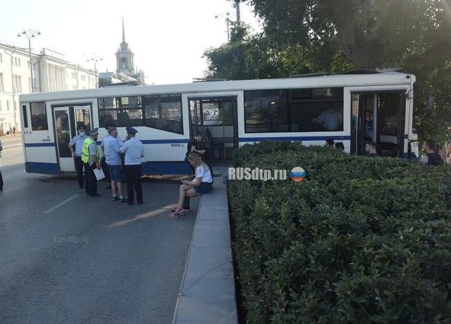 В Екатеринбурге автобус врезался в дерево. ВИДЕО