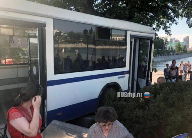 В Екатеринбурге автобус врезался в дерево. ВИДЕО
