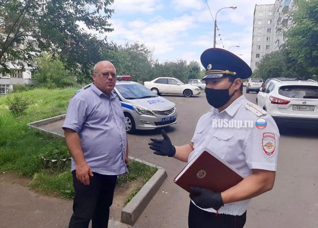 Автомобиль сбил ребенка во дворе дома в Красноярске. ВИДЕО