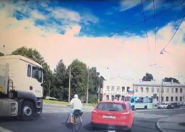 В Петербурге грузовик сбил пенсионерку на велосипеде
