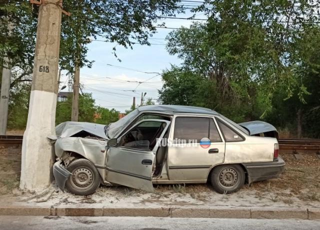 Автомобиль «Daewoo Nexia» врезался в столб в Волгограде. ВИДЕО