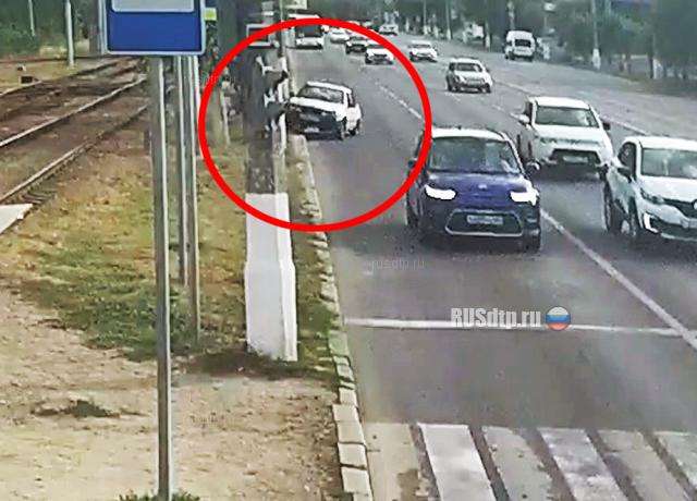 Автомобиль «Daewoo Nexia» врезался в столб в Волгограде. ВИДЕО