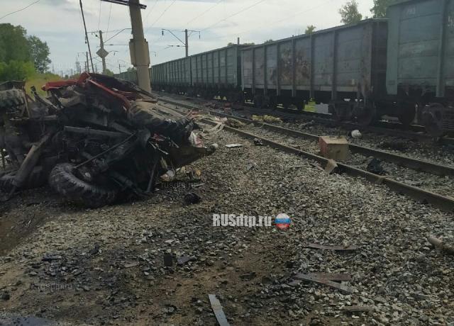 Пожарная машина столкнулась с поездом в Алтайском крае. ВИДЕО