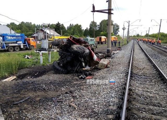 Пожарная машина столкнулась с поездом в Алтайском крае. ВИДЕО