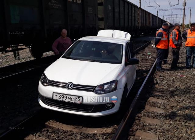 Женщина за рулем Volkswagen Polo столкнулась с поездом