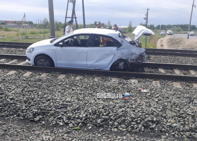 Женщина за рулем Volkswagen Polo столкнулась с поездом