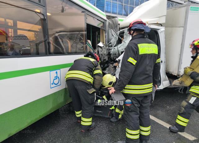 Один человек погиб в ДТП с автобусом на Рязанском проспекте