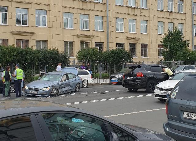 В Петербурге Porsche протаранил на встречке BMW