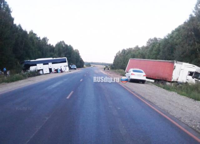 Пять человек пострадали в ДТП с участием автобуса и грузовика на трассе «Иртыш»