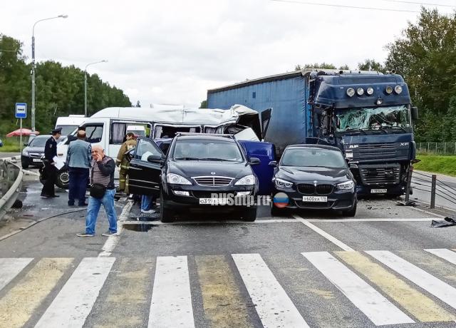 12 человек пострадали в массовом ДТП в Смоленской области